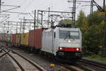BR 186 144 von Akiem mit Containern bei der durchfahrt HH-Harburg Richtung Hafen. 9.Oktober 2025