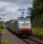 Die RAILPOOL 186 506 (91 80 6186 506-2 D-Rpool) fhrt am 22 Juni 2024 mit einem KLV-Zug durch den Bahnhof Scheuerfeld (Sieg) in Richtung Kln.

Die Bombardier TRAXX F140 MS(2E) wurde 2018 von Bombardier in Kassel unter der Fabriknummer 35555 gebaut und an die Railpool ausgeliefert. Die Multisystemlokomotive hat die Zulassungen bzw. besitzt die Lnderpakete fr Deutschland, sterreich, Schweiz, Italien, Belgien und die Niederland (D/A/CH/I/B/NL).

