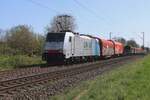 Am 3 April 2025 zieht Lineas 186 448 ein Stahlzug durch Karst an der Fotograf vorbei. Dieser vom offentlicher Fsspfad zugangiger Stelle liegt an der Strecke (Krefeld-) Meerbusch-Osterrath<=>Neuss Hbf.