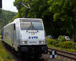 Die an die VTG-Tochter Retrack Germany GmbH (Hamburg) vermietete Railpool 186 538-5  Mikkel  (91 80 6186 538-5 D-Rpool) fährt am 22 Mai 2025 mit einem Kesselwagenzug durch Kirchen an der Sieg in Richtung Siegen. Laut Gefahrgut-Warntafel ist das Ladegut ist Ethanol (Ethylalkohol) umgangssprachlich auch Alkohol/Spiritus genannt. 

Die Bombardier TRAXX F140 MS(2E) wurde 2020 von Bombardier in Kassel unter der Fabriknummer 35653 gebaut und an die Railpool ausgeliefert. Die Multisystemlokomotive hat die Zulassungen bzw. besitzt die Länderpakete für Deutschland, Österreich, Polen, Tschechien, Slowakei, Ungarn und die Niederlande (D/A/PL/CZ/SK/H/NL).
