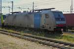 Lok 186 285-3, von Railpool, hngt abgebgelt an einer weiteren Look. Verona 09.05.2025