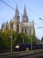 189 990 steht im Klner Hbf mit dem CNL 300 vor dem Klner Dom abfahrbereit