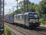 BR 193 607 von Beacon mit einen Containerzug bei der Durchfahrt HH-Harburg -> Hamburg Hafen. 19.06.2025