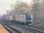 BR 6193 121 mit Containern durch Dedensen-Gmmer Richtung Westen. 1.Februar 2025