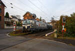 Die an die Retrack Germany GmbH, Hamburg (Tochter der VTG Rail Logistics Deutschland GmbH) vermietete Siemens Vectron AC 193 825-7 „Diana“ (91 80 6193 825-7 D-Rpool) der Railpool fährt am 12. Dezember 2025 mit einem VTG-Kesselwagenzu ...