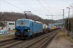 Durch diverse Bauarbeiten rechts und links des Rheins kommt es vermehrt zu Umleitern auf der Siegstrecke. Northrail 192 010 mit Containerzug am 22.02.2025 in Mudersbach