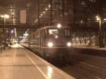 E10 121 steht mit einem LRz im Klner Hbf abfahrbereit