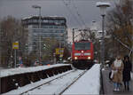 Erster Schnee des Winters.

146 238 der Schwarzwaldbahn auf der Rheinbrücke in Konstanz. November 2024.