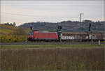 Herbst in Auggen.

185 086 mit vielen Schiebewandwagen nach Norden. Oktober 2025.