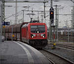 Aus 187 208 wird auf den Fotografen zurückgeschossen. Gruß zurück in die Lok. Duisburg, Februar 2026.