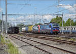 150 Jahre Emmentalbahn.

Während nebenan 193 526 'Maas' und 193 475 'Domodossola' der SBB Cargo international einen Güterzug Richtung Basel befördern, treffen E 3/3 853 der Jura-Simplon und Ed 3/3 3 'Langnau' der Emmentalbahn mit ihrem Sonderzug im Bahnhof Burgdorf ein. Mai 2025.