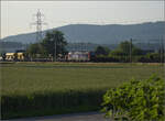 Vectronenleasingfieber nun auch bei der nationalen SBB Cargo, 193 073 von RCM mit einem Bauzug bei Hendschiken, Juni 2025.