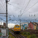 Nun schiebt die 111 059-2 (91 80 6111 059-2 D-DBMP) der DB InfraGO AG, ex DB Netz AG / DB Netz Instandhaltung – Fahrwegmessung am 21 Oktober 2025, den Messzug der DB Systemtechnik GmbH (Minden/Westf.), vom Hauptbahnhof Köln in Richtung Hansaring. Der Zug bestand aus dem Einheitsmesswagen D-DB 63 80 99-92 007-3 Dienstüm 313 und dem Steuerwagen D-DB 73 80 80-91 310-1 Bpmbdzf 296.3.