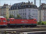 Abfahrt 143 837 'Miete mich' von DB-Gebrauchtzug vor dem Steuerwagen des RMV-Ideenzugs mit 114 009 nach Limburg. Frankfurt, Juli 2024.