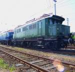 Die Normalausfhrung der E 44, die die erste laufachslose E-Lok darstellte. Koblenz-Ltzel 2006