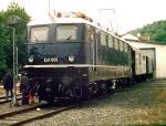 So kam E 41 001 1950 auf die Schienen - in blau, die grne Farbe erhielt sie erst spter. Hier steht der Knallfrosch im Bahnhofsgelnde von Knigstein bei einem Bahnhofsfest (digitalisiertes Dia)