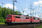 151 082-5 mit Schwesterlok in Ausfahrt Gremberg Gbf. (Mai 2009).