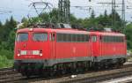 Die 110 347-2, mit ihrer Schwester, der 110 351-4, am Haken, auf dem Weg in den Wagenpark im Vorfeld des Bahnhofes Pasing. Aufgenommen am 04.07.08.
