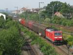 185 042 mit einem Gterzug am 28.08.2008 in Regensburg.