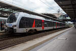 Zwei gekuppelte fnfteilige Stadler FLIRT der VIAS Rail GmbH haben am 16 Mai 2024, als RE 19 „Rhein-IJssel-Express“ (Dsseldorf Hbf – Dsseldorf Flughafen