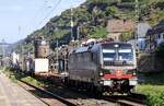 SBB Cargo 193 549 mit einem der wenige Güterzüge festgehalten in Kaub am Rhein. 08.08.2025