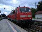 111 028 als RE Mnchen Hbf - Salzburg Hbf in Prien am Chiemsee. 01.08.2006