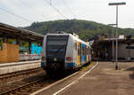 Ein ET 423 der S-Bahn Stuttgart im neuen Redesign auf Abwegen….
Der vierteilige Elektrotriebzug 94 80 0423 511-5 D-DB / 433 511-3 / 433 011-4 / 423 011-6 ein „Kurzzug“ der Baureihe 423 (1. Bauserie) der S-Bahn Stuttgart fährt am 18. Juni 2025, auf Werkstattfahrt, durch den Bahnhof Betzdorf/Sieg in Richtung Siegen. Vermutlich ging es wieder zurück nach Stuttgart.