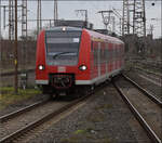 Auch ein Quietschie muss nach Moers aushelfen. 425 055 als RE von und nach Moers. Duisburg, Februar 2026.