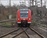 Auch ein Quietschie muss nach Moers aushelfen. 425 055 als RE von und nach Moers. Duisburg, Februar 2026.
