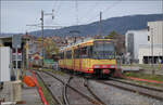 Die Strassenbahn  Be 4/8 003  alias 94 800 450 003-9 D-TVYS ist auf dem Weg nach Orbe bereits inmitten des gößeren Industriegebiets der Kleinstadt. Dezember 2025.
