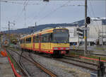 Die Strassenbahn  Be 4/8 003  alias 94 800 450 003-9 D-TVYS ist auf dem Weg nach Orbe bereits inmitten des gößeren Industriegebiets der Kleinstadt. Dezember 2025.