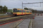 Die Strassenbahn  Be 4/8 003  alias 94 800 450 003-9 D-TVYS ist auf dem Weg nach Orbe bereits inmitten des gößeren Industriegebiets der Kleinstadt. Dezember 2025.