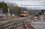 Die Strassenbahn  Be 4/8 003  alias 94 800 450 003-9 D-TVYS ist auf dem Weg nach Orbe bereits inmitten des gößeren Industriegebiets der Kleinstadt. Dezember 2025.