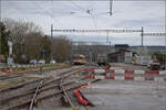 Die Strassenbahn  Be 4/8 003  alias 94 800 450 003-9 D-TVYS ist auf dem Weg nach Orbe bereits inmitten des gößeren Industriegebiets der Kleinstadt. Dezember 2025.