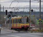 Die Strassenbahn  Be 4/8 003  alias 94 800 450 003-9 D-TVYS ist auf dem Weg nach Chavornay bereits inmitten des gößeren Industriegebiets der Kleinstadt. Dort geht es durch die grossen Gleisanlagen. Dezember 2025.