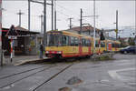 Die Strassenbahn 'Be 4/8 003' alias 94 800 450 003-9 D-TVYS wartet in Chavornay auf die S-Bahnen und die Rückfahrt nach Orbe. Dezember 2025.