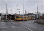 Die Strassenbahn 'Be 4/8 003' alias 94 800 450 003-9 D-TVYS wartet in Chavornay auf die S-Bahnen und die Rückfahrt nach Orbe. Dezember 2025.