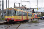 Die Strassenbahn 'Be 4/8 003' alias 94 800 450 003-9 D-TVYS wartet in Chavornay auf die Fahrgäste der S-Bahnen. Dezember 2025.