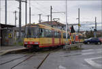 Die Strassenbahn 'Be 4/8 003' alias 94 800 450 003-9 D-TVYS wartet in Chavornay auf die Fahrgäste der S-Bahnen. Dezember 2025.