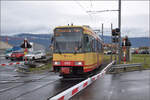 Die Strassenbahn 'Be 4/8 003' alias 94 800 450 003-9 D-TVYS kommt aus Orbe in Chavornay an. Dezember 2025.