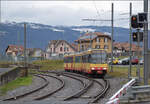 Die Strassenbahn 'Be 4/8 003' alias 94 800 450 003-9 D-TVYS kommt aus Orbe in Chavornay an. Dezember 2025.