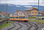 Die Strassenbahn 'Be 4/8 003' alias 94 800 450 003-9 D-TVYS kommt aus Orbe in Chavornay an. Dezember 2025.
