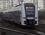 Ein unbekannt gebliebener Desiro HC und 462 060 als RE 11 auf dem Weg nach Düsseldorf. Duisburg, Februar 2026.