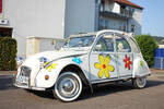 Ein 2CV im Blumenmuster (Eppelborn, 1. September 2024)