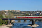 Heute veranstaltete AKE Eisenbahntouristik mit ihrer Rheingold Garnitur und der E03 001 des DB Museums ging es von Köln aus einmal nach Koblenz und wieder zurück. Dabei wurde fast ausschließlich rechtsrheinisch gefahren und nur zwischen der Hochheimer Brücke und der Urmitzer Rheinbrücke wurde linksrheinisch gefahren. Nach dem ein Winner KLV mich fast zum Loser gemacht hätte, indem er fast die ganze Brücke und damit die Sicht auf die E03 blockierte, gelang es doch noch, ein Bild der Fuhre mit der Festung Ehrenbreitstein im Hintergrund anzufertigen. (Koblenz, 12.04.2025)
