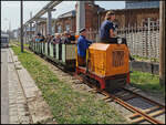Das Feldbahnmuseum Herrenleite kam mit seiner mobilden Anlage zum 17. Dresdner Dampfloktreffen. Neben den Personenwagen waren an den Zugenden eine Feldbahnlok als Zuglok im Einsatz. Damit die Loks nicht entgleisten musste eine Mitarbeiterin der Feldbahn als  Gewicht  auf der Lok mitfahren. Für 1,-- EUR konnte man so zwischen den vorderen und Museumseingang mitfahren. Am 12.04.2025 wurde eine der Pendelfahrten vom vorderen Eingang zum Eingang des Eisenbahnmuseum an der Zwickauer Str Höhe Haus 4 fotografiert.
---
Falls jemand Infos zur Feldbahnlok hat, bitte melden. Danke.