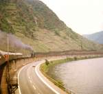 Mit 012 061 durch das Rheintal auf der Rckfahrt nach Dortmund. Mit ber einer Stunde Versptung, aber in der Ebene gab sie dem Zug die Sporen. Sommer 1975