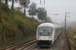 Durch den Zaun abgeschossen; ein IC nimmt die Steigung aus Ulm bei sehr herbstlichem Wetter.