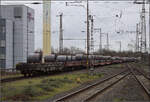 248 037 von Captrain bringt einige Blechrollen auf Sahmms-Wagen nordw�rts. Duisburg, Februar 2026.
