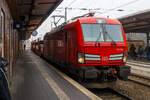 Die DB 193 040 (91 80 6193 040-3 D-DB) eine SIEMENS Vectron MS der DB Cargo AG fährt am 21 Januar 2025 mit einem leeren Autotransportzug (von Emden kommend) durch den Bahnhof Rheine in Richtung Süden.

Die SIEMENS Vectron MS der Variante A22 wurde 2024 von Siemens in München-Allach unter der Fabriknummer 23838 gebaut. Diese Vectron Lokomotive ist als MS – Lokomotive (Multisystem-Variante) mit 6.400 kW und einer Höchstgeschwindigkeit von 200 km/h konzipiert, in der Variante A22 hat sie so die Zulassung für Deutschland, Österreich, die Schweiz, Italien und die Niederlande (D / A / CH / I / NL). So besitzt die Variante MS A22 folgende Zugsicherungssysteme: ETCS BaseLine 3, sowie für Deutschland (PZB90 / LZB80 (CIR-ELKE I)), für Österreich (ETCS Level 1 mit Euroloop, ETCS Level 2, PZB90 / LZB80), für die Schweiz (ETCS Level 2, ZUB262ct, INTEGRA), für Italien (SCMT) und die Niederlande (ETCS Level 1, ETCS Level 2, ATB-EGvv).